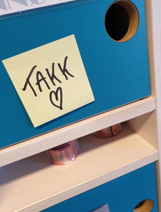 "I dag har jeg hengt opp lapper på hyllene til de ansatte. Det burde jeg gjort hver dag." "I dag har jeg hengt opp lapper på hyllene til de ansatte. Det burde jeg gjort hver dag."