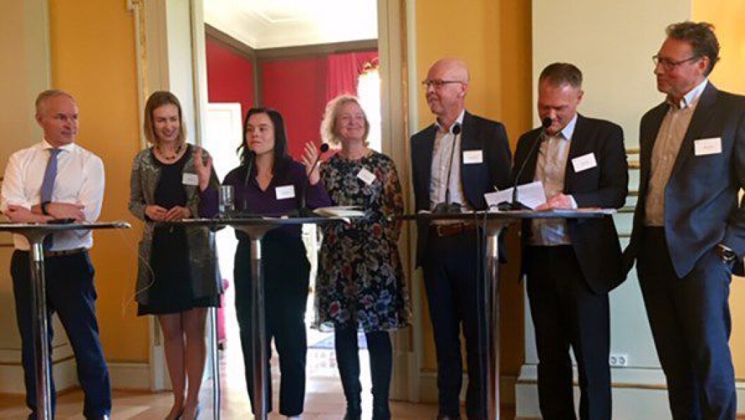 Jan Tore Sanner (t.v), Iselin Nybø, Agathe Waage (Elevorganisasjonen), Camilla T. Nesheim (Trondheim kommune), Thomas Nordahl (Høgskolen i Innlandet), Øystein Gilje (UiO) og Robert Ullman (Kanvas-barnehagene) i diskusjon om hvordan skoler, barnehager, høyere utdanning og forskning kan samarbeide bedre for bedre tidlig innsats. Tirsdag denne uken inviterte Sanner og Nybø over 70 representanter fra utdannings-Norge til toppmøte med temaet tidlig innsats. Målet å koble praksis og universiteter, høyskoler og forskning sammen i arbeidet med å få mer og bedre tidlig innsats i skole og barnehage. Foto: KD Jan Tore Sanner (t.v), Iselin Nybø, Agathe Waage (Elevorganisasjonen), Camilla T. Nesheim (Trondheim kommune), Thomas Nordahl (Høgskolen i Innlandet), Øystein Gilje (UiO) og Robert Ullman (Kanvas-barnehagene) i diskusjon om hvordan skoler, barnehager, høyere utdanning og forskning kan samarbeide bedre for bedre tidlig innsats. Tirsdag denne uken inviterte Sanner og Nybø over 70 representanter fra utdannings-Norge til toppmøte med temaet tidlig innsats. Målet å koble praksis og universiteter, høyskoler og forskning sammen i arbeidet med å få mer og bedre tidlig innsats i skole og barnehage. Foto: KD