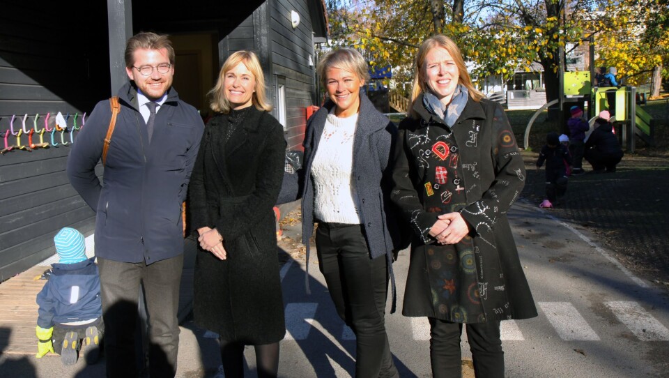 Statssekretær Sveinung Rotevatn (V) i Klima- og miljødepartementet var sammen med Maren Esmark i Naturvernforbundet og Anne Lindboe i PBL invitert til Ragnas Hage for høre daglig leder Linda D. Fraurud (nummer tre fra venstre) fortelle om hvordan de arbeider med å redusere plast og miljøgifter i barnehagen.