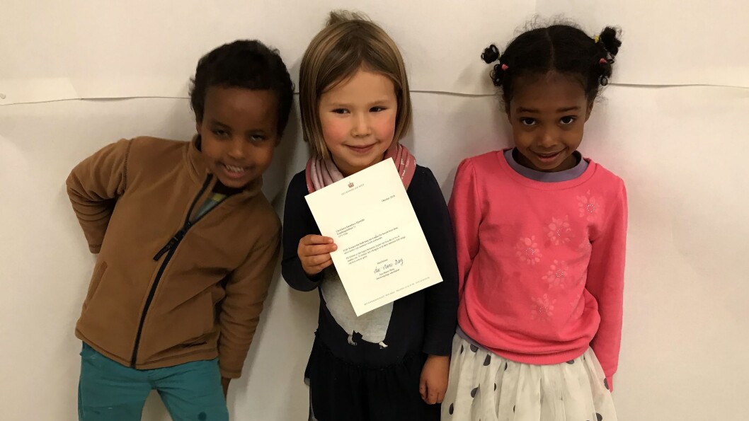 Warsame, Aurora og Anisa fra Christiania barnehave Bjørndal holder stolt fram svarbrevet fra Slottet, der det går fram at det på slottet ikke finnes noen bestemte regler om hva det er lov å snakke om ved matbordet. Foto: Christiania barnehave Warsame, Aurora og Anisa fra Christiania barnehave Bjørndal holder stolt fram svarbrevet fra Slottet, der det går fram at det på slottet ikke finnes noen bestemte regler om hva det er lov å snakke om ved matbordet. Foto: Christiania barnehave