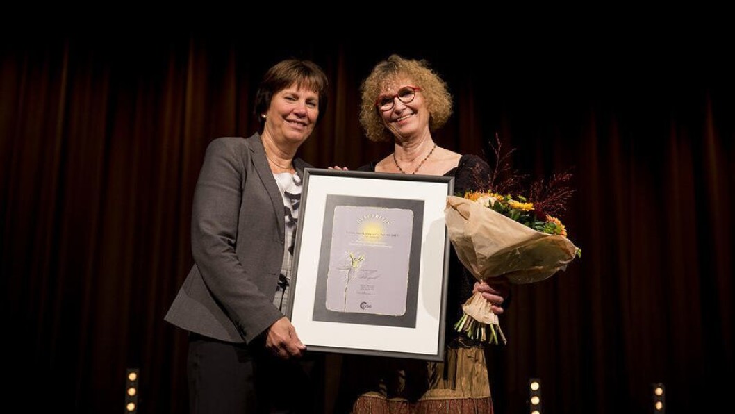 Professor Eva Johansson (t.h) mottok prisen av konserndirektør Grethe Høiland i Lyse. Foto: Mari Løvås, UiS Professor Eva Johansson (t.h) mottok prisen av konserndirektør Grethe Høiland i Lyse. Foto: Mari Løvås, UiS