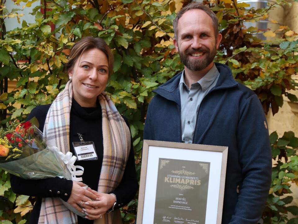 Daglig leder Annemarte Meland Bekkevold og assisterende daglig leder Stig Andre Kragnes mottok Klimaprisen på vegne av Brattås barnehage As. Foto: Utdanningsforbundet