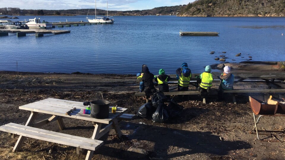 Brattås barnehage tar ansvar for det som foregår langs sjøen i nærområdet.