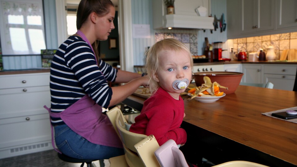 Kjøkkenet er det viktigste rommet i Marihøna musikk- og friluftsbarnehage, og barna er med på å tilberede alle måltidene.