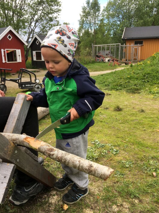 Barna i Skonseng naturbarnehage får tidlig erfaring med å bruke skarpe redskaper. Barna i Skonseng naturbarnehage får tidlig erfaring med å bruke skarpe redskaper.