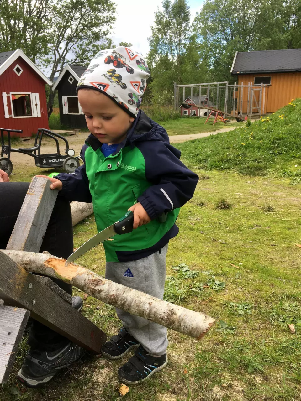 Barna i Skonseng naturbarnehage får tidlig erfaring med å bruke skarpe redskaper.