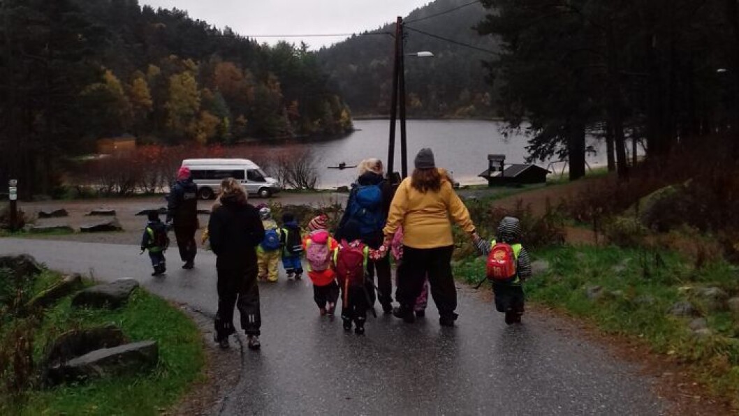 De spanske barnehagelærerne var blant annet med barn ut på tur. - De ble imponert over norske barns motorikk og tilnærming til naturen, sier områdeleder Hilde Ersvær i Akasia Barnehage. Foto: Akasia De spanske barnehagelærerne var blant annet med barn ut på tur. - De ble imponert over norske barns motorikk og tilnærming til naturen, sier områdeleder Hilde Ersvær i Akasia Barnehage. Foto: Akasia