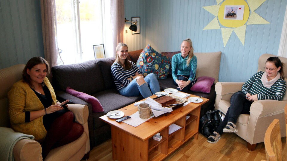 Styreren skryter av de ansatte, og serverer mer enn gjerne kake på jobb. Fra venstre pedagogisk leder ved storbarnsavdelingen Torunn Strøm, barnehagelærer ved småbarnsavdelingen Hanna Hennøen, DMMH-student i praksis, Kristine Sletten, og barnevernspedagog og spespedansvarlig Elin Rønning.