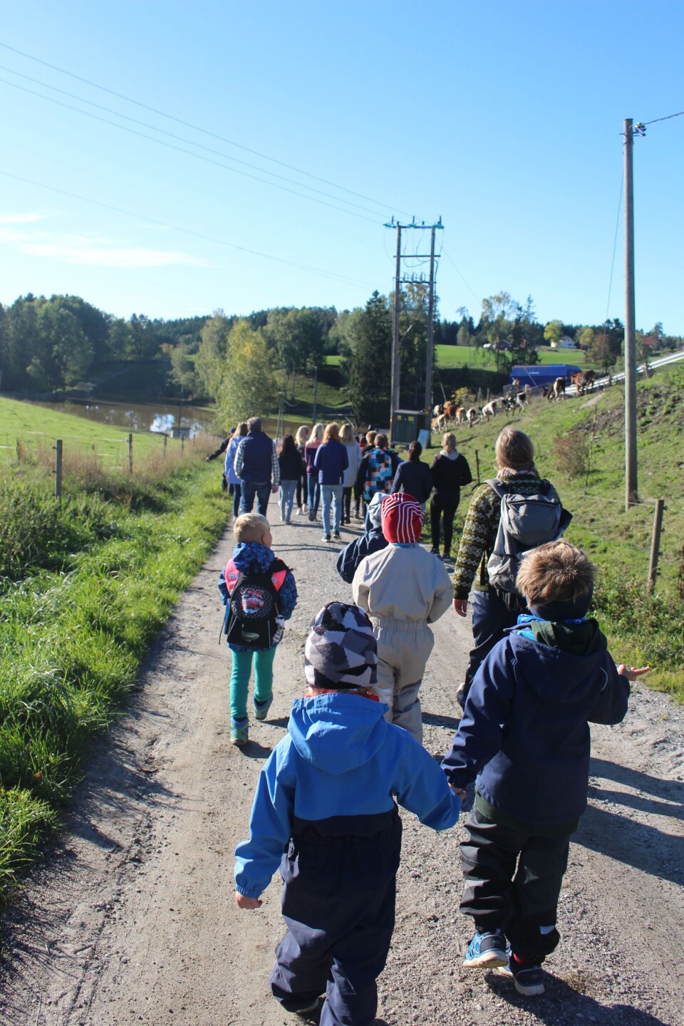Førskolebarn, ungdommer og voksne i skjønn harmoni på vei til renseanlegget.