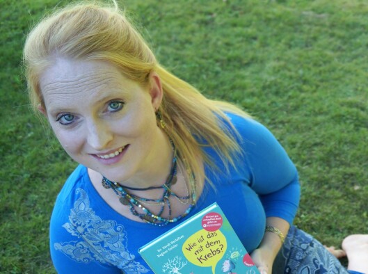 Sarah Roxana Herlofsen, her med den tyske utgaven av boka. Sarah Roxana Herlofsen, her med den tyske utgaven av boka.