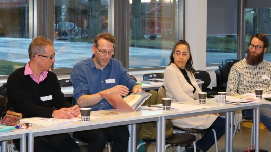 De britiske gjestene fikk blant annet høre om rekrutteringstiltaket Lekeressurs – et samarbeid mellom barnehage og ungdomsskole, der ungdomsskolegutter inviteres til å jobbe i barnehagen etter skoletid eller i ferier. De britiske gjestene fikk blant annet høre om rekrutteringstiltaket Lekeressurs – et samarbeid mellom barnehage og ungdomsskole, der ungdomsskolegutter inviteres til å jobbe i barnehagen etter skoletid eller i ferier.
