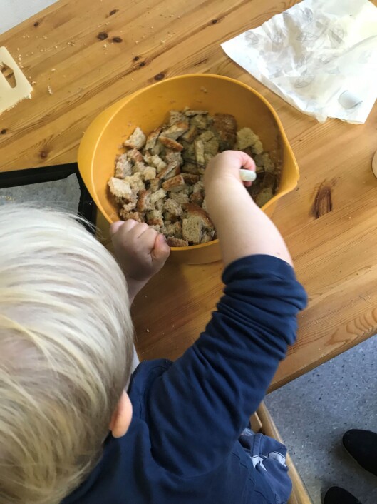 Barna er med på å lage krutongene. Barna er med på å lage krutongene.