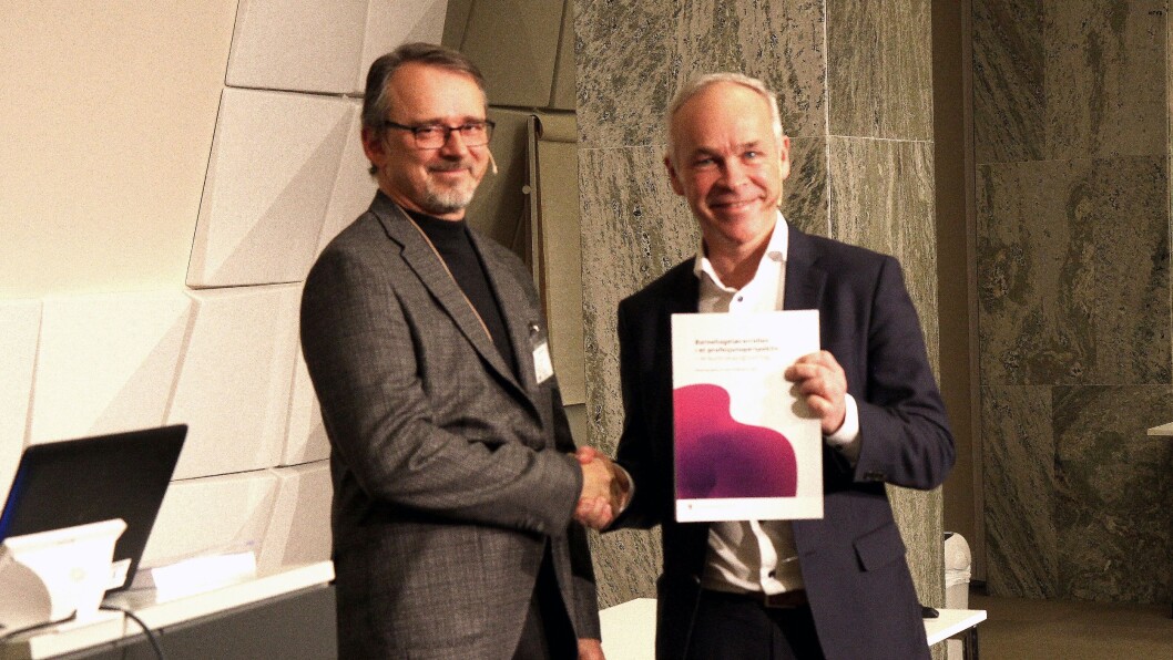 Leder for ekspertutvalget Kjetil Børhaug overleverte i dag rapporten om barnehagelærerens rolle til kunnskapsminister Jan Tore Sanner. Leder for ekspertutvalget Kjetil Børhaug overleverte i dag rapporten om barnehagelærerens rolle til kunnskapsminister Jan Tore Sanner.