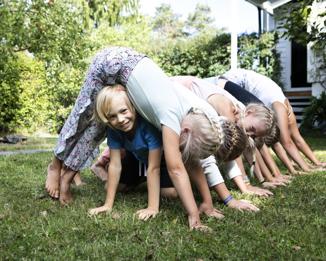 - Kontakt med egen kropp gjennom yogaøvelser og yogaleker, og å lære konkrete verktøy for å roe ned kropp og sinn, er gull verdt for trivsel og mestring av hverdagslivets mange ulike utfordringer, sier forfatteren. - Kontakt med egen kropp gjennom yogaøvelser og yogaleker, og å lære konkrete verktøy for å roe ned kropp og sinn, er gull verdt for trivsel og mestring av hverdagslivets mange ulike utfordringer, sier forfatteren.