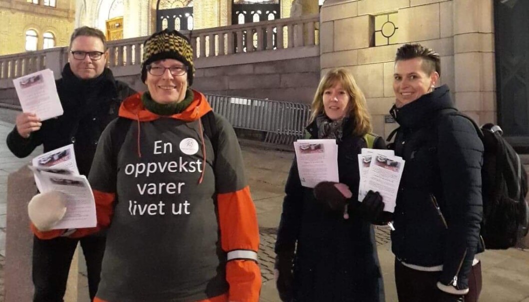 Tirsdag møtte representanter fra Barnehageopprøret og Foreldreopprøret opp på utsiden av Stortinget for å dele ut flyers til politikere, der de etterlyste bedre bemanning i barnehagene gjennom hele dagen. Tirsdag møtte representanter fra Barnehageopprøret og Foreldreopprøret opp på utsiden av Stortinget for å dele ut flyers til politikere, der de etterlyste bedre bemanning i barnehagene gjennom hele dagen.