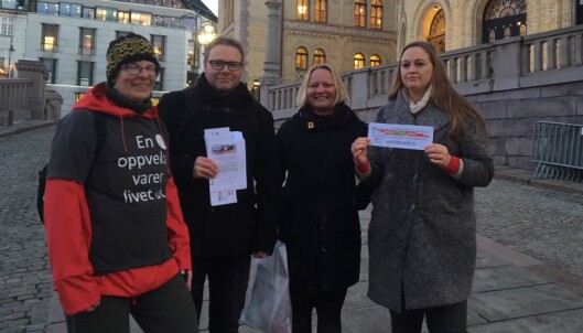 Mona Fagerås som er utdanningspolitisk talsperson i SV (nummer tre fra venstre), tok seg tid til en prat med Barnehageopprøret og Foreldreopprøret. Mona Fagerås som er utdanningspolitisk talsperson i SV (nummer tre fra venstre), tok seg tid til en prat med Barnehageopprøret og Foreldreopprøret.