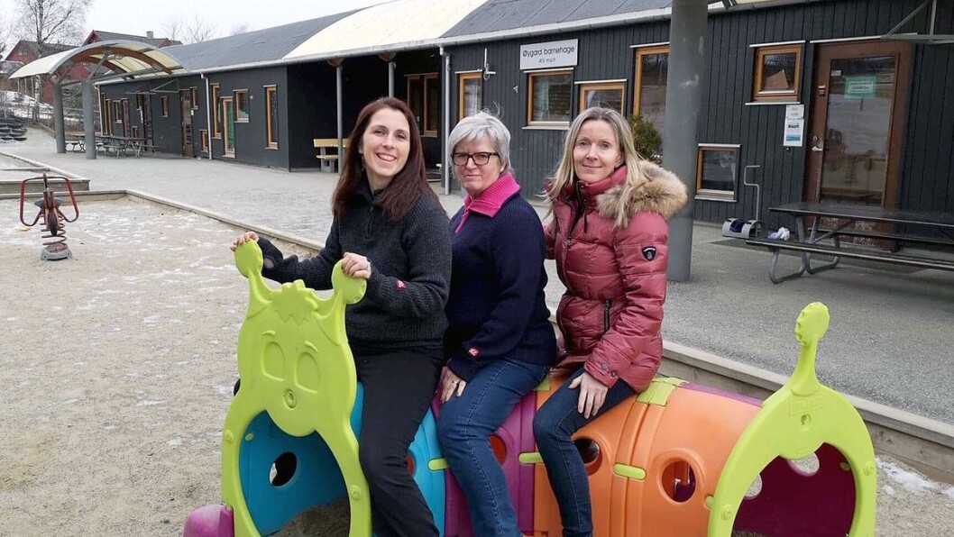 - Ja, vi er blitt en bedre barnehage! Det sier fra venstre Olene Molde, pedagogisk leder og CLASS-tilrettelegger, Eva Hetland, pedagogisk leder og CLASS-tilrettelegger, og Annette Halvorsen Skjæveland, virksomhetsleder i Øygard barnehage i Sandnes. - Ja, vi er blitt en bedre barnehage! Det sier fra venstre Olene Molde, pedagogisk leder og CLASS-tilrettelegger, Eva Hetland, pedagogisk leder og CLASS-tilrettelegger, og Annette Halvorsen Skjæveland, virksomhetsleder i Øygard barnehage i Sandnes.