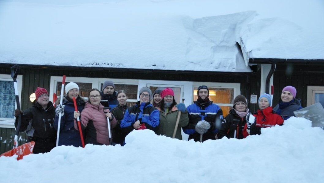 De ansatte i Skautrollet naturbarnehage fikk en anstrengende dag på jobb i går. Styrer Wibece Hansen (rosa lue, midt i bildet) forteller om både snøballkrig og god stemning. på Leknes De ansatte i Skautrollet naturbarnehage fikk en anstrengende dag på jobb i går. Styrer Wibece Hansen (rosa lue, midt i bildet) forteller om både snøballkrig og god stemning. på Leknes