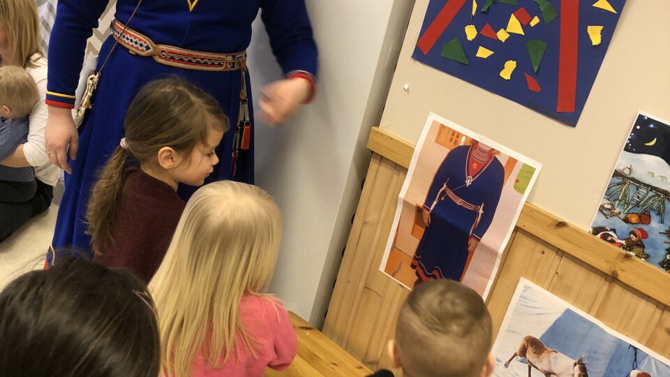 I Krinkelkroken barnehage feirer de samenes nasjonaldag hvert år. I år som i fjor hadde de besøk av Marthe Marie Kvitfjell som fortalte litt om samisk kultur og tradisjon.