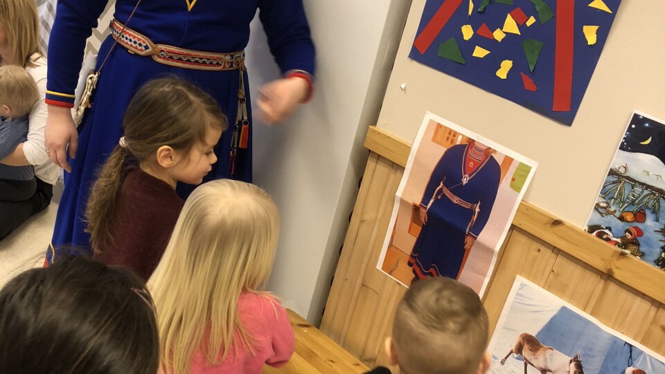 I Krinkelkroken barnehage feirer de samenes nasjonaldag hvert år. I år som i fjor hadde de besøk av Marthe Marie Kvitfjell som fortalte litt om samisk kultur og tradisjon.