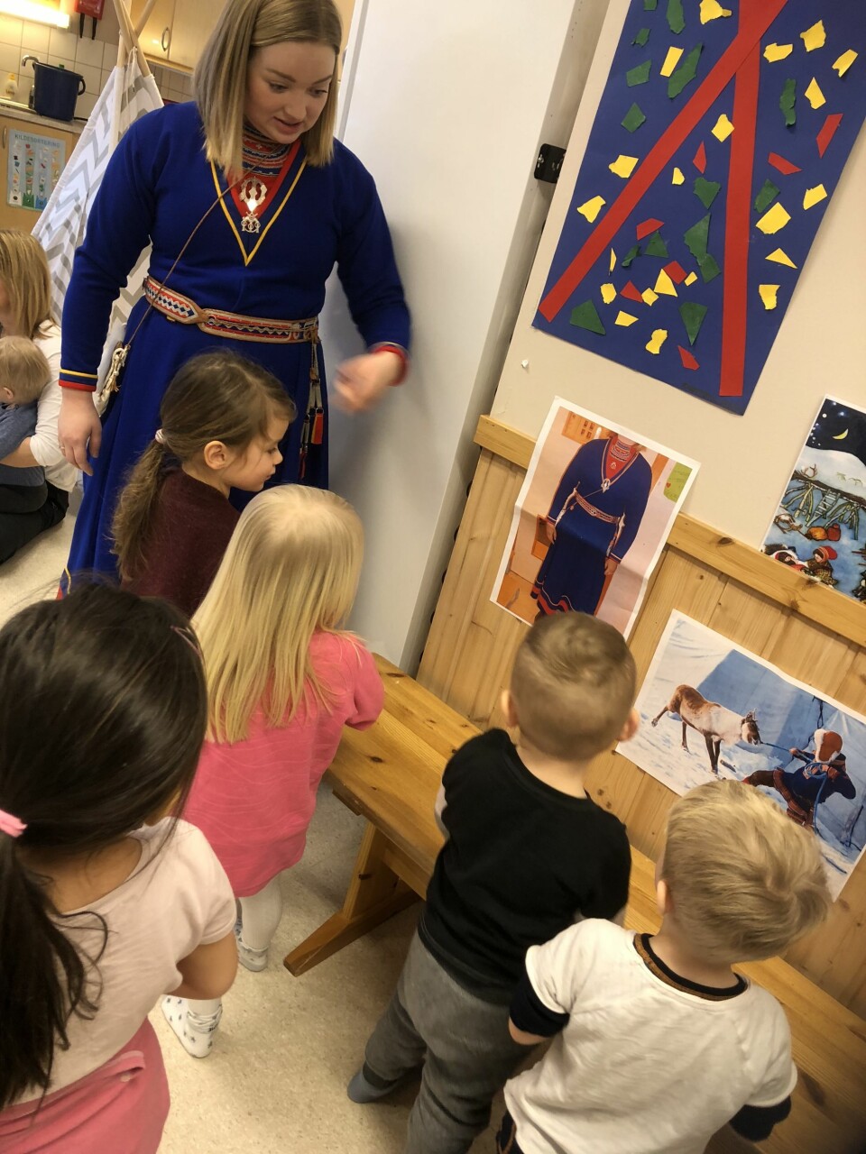 I Krinkelkroken barnehage feirer de samenes nasjonaldag hvert år. Her forteller Marthe Marie Kvitfjell barna om samisk kultur og tradisjon.