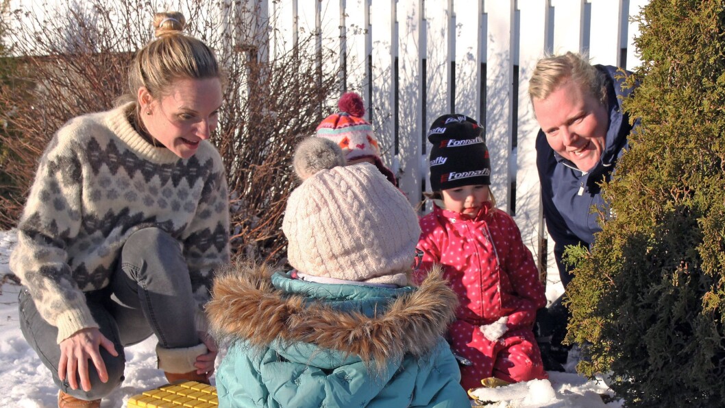 I Sole barnehage har halvparten av de ansatte barnehagelærerutdanning. De pedagogiske lederne Lotte Kalleberg (venstre) og Lill Amundsen synes det gir en ekstra trygghet å ha flere pedagoger på basen å sparre med. I Sole barnehage har halvparten av de ansatte barnehagelærerutdanning. De pedagogiske lederne Lotte Kalleberg (venstre) og Lill Amundsen synes det gir en ekstra trygghet å ha flere pedagoger på basen å sparre med.