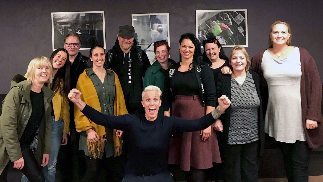 Barnehageopprøret ved blant andre Royne K. Berget (nummer tre fra venstre) og Palma Kleppe (nummer fire fra høyre) benytter barnehagedagen til å markere behoved for bedre bemanning i barnehagen. Barnehageopprøret ved blant andre Royne K. Berget (nummer tre fra venstre) og Palma Kleppe (nummer fire fra høyre) benytter barnehagedagen til å markere behoved for bedre bemanning i barnehagen.
