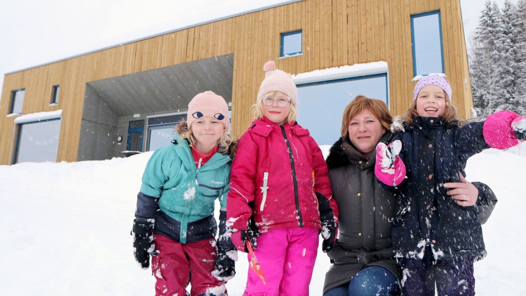 Styrer Britt Helen Aavik ønsker velkommen til en ganske spesiell barnehage, sammen med fra venstre Hedvig, Tuva og Johanne. - Det nye bygget er blitt en ekstra pedagog, sier hun. Styrer Britt Helen Aavik ønsker velkommen til en ganske spesiell barnehage, sammen med fra venstre Hedvig, Tuva og Johanne. - Det nye bygget er blitt en ekstra pedagog, sier hun.