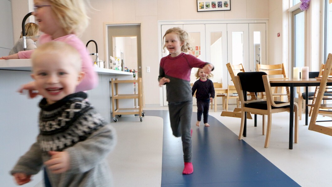 Løpebanen inne i barnehagen er 60 meter lang. - På det blå er det lov til å løpe. Men bare der. På det hvite må man gå, forklarer Henrik, Tuva, Hedvig og Jennie. Løpebanen inne i barnehagen er 60 meter lang. - På det blå er det lov til å løpe. Men bare der. På det hvite må man gå, forklarer Henrik, Tuva, Hedvig og Jennie.