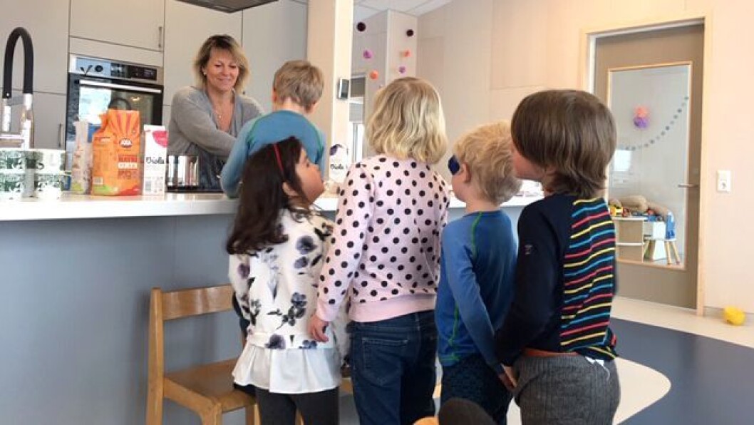 Til måltidene settes maten fram, og så kan barna komme og forsyne seg når de er klare. Til frokost er det havregryn, bær og Biola som sørger for en god start. Til måltidene settes maten fram, og så kan barna komme og forsyne seg når de er klare. Til frokost er det havregryn, bær og Biola som sørger for en god start.