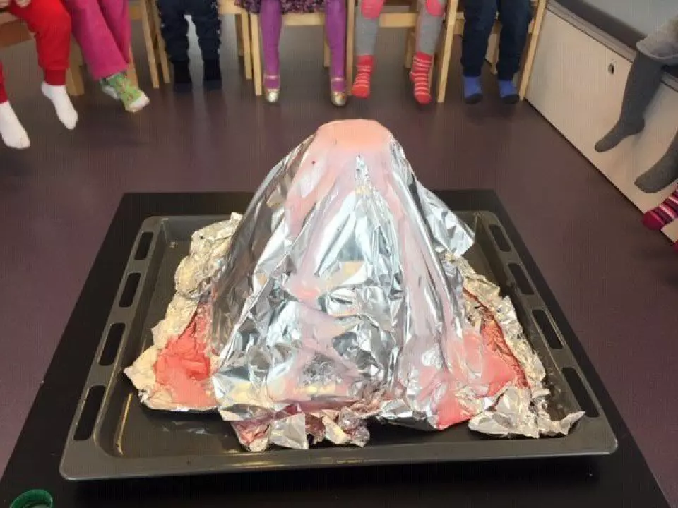 I Lundbo barnehage laget barn og ansatte en vulkan.