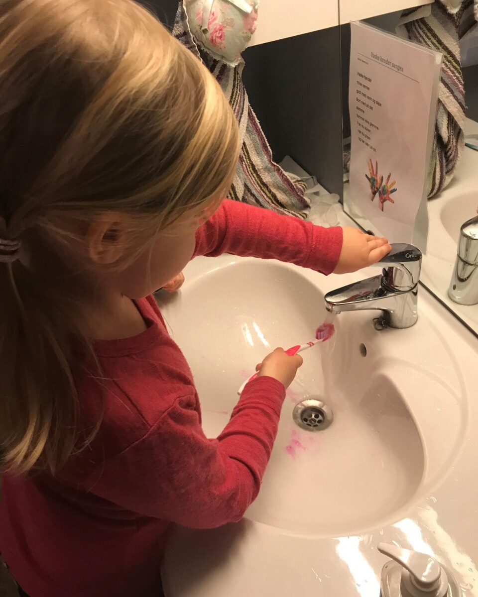 Barna i Grindheim familie- og gardsbarnehage gjorde et spennende eksperiment med tenner.