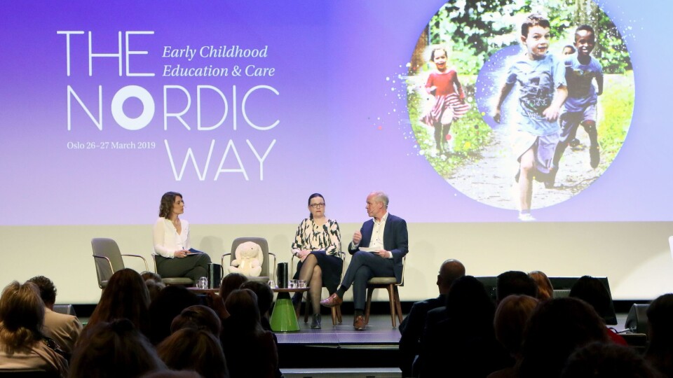 Kunnskapsministrene Anna Ekström og Jan Tore Sanner i samtale under konferansen The Nordic way som ble arrangert denne uken.