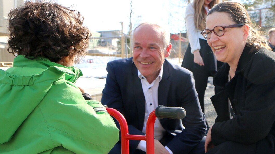 Kunnskaps- og integreringsminister Jan Tore Sanner (H) og hans svenske kollega Anna Ekström (Socialdemokraterna) var i dag på besøk i Haugenstien barnehage i Bydel Alna. Kunnskaps- og integreringsminister Jan Tore Sanner (H) og hans svenske kollega Anna Ekström (Socialdemokraterna) var i dag på besøk i Haugenstien barnehage i Bydel Alna.