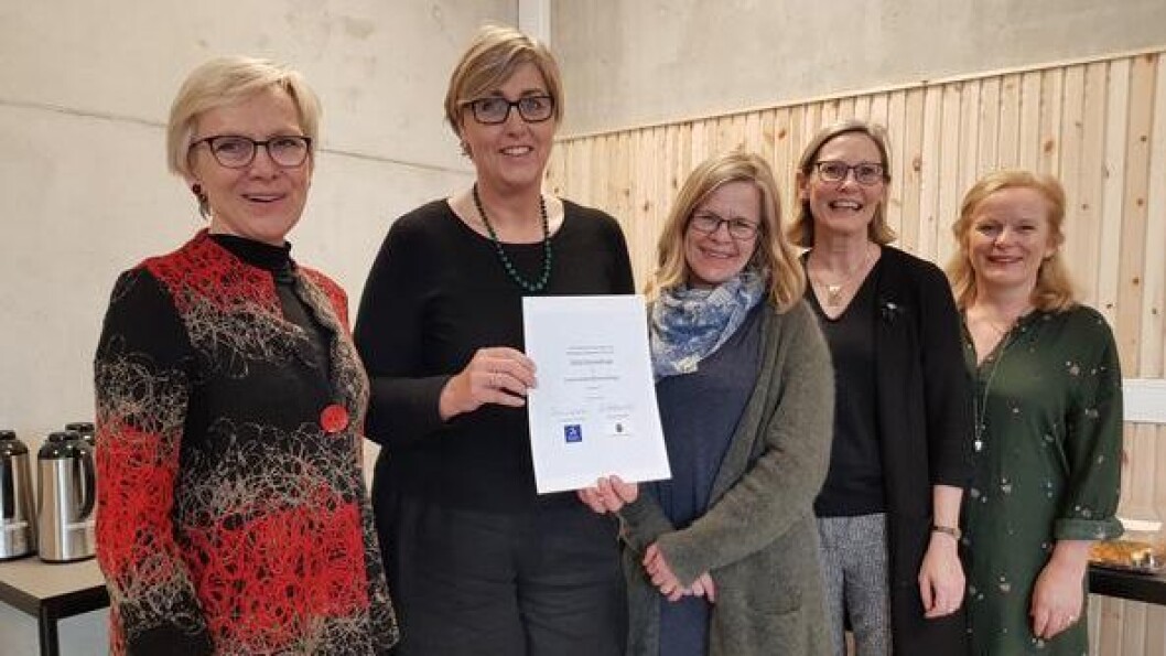 29. mars ble avtalen som gjør Jåttå barnehage til Rogalands første universitetsbarnehage signert. Fra venstre: Jorunn Melberg (UiS), Tove Erna Belland (Jåttå barnehage), Monica Buvig Stenseth (Stavanger kommune), Elaine Munthe og Inger Benny E. Tungland (UiS). 29. mars ble avtalen som gjør Jåttå barnehage til Rogalands første universitetsbarnehage signert. Fra venstre: Jorunn Melberg (UiS), Tove Erna Belland (Jåttå barnehage), Monica Buvig Stenseth (Stavanger kommune), Elaine Munthe og Inger Benny E. Tungland (UiS).