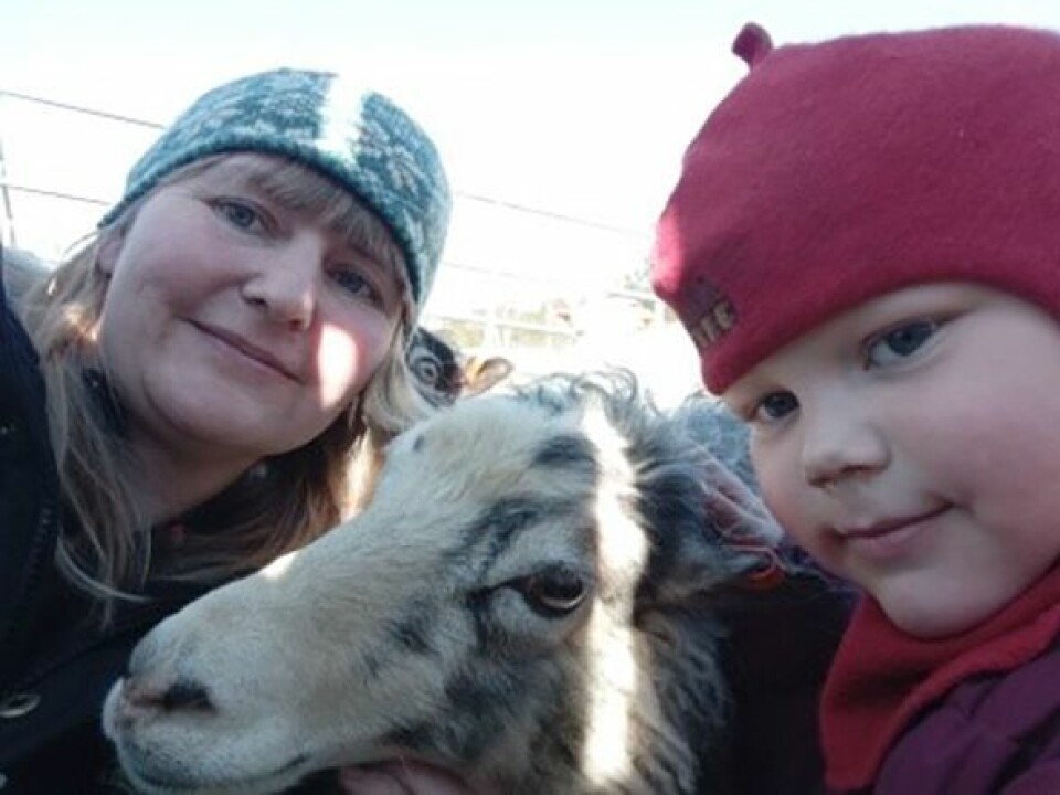 Fredag var små og store i Fjellsøya barnehage på jakt etter påskeegg. Her er Linda Skeide sammen med Trude og sauen Elsa.