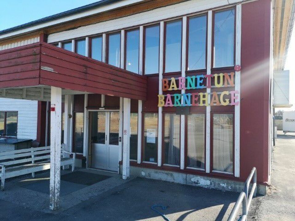 Barnetun barnehage ligger i idrettshallen i Brønnøysund, men må snart flytte.