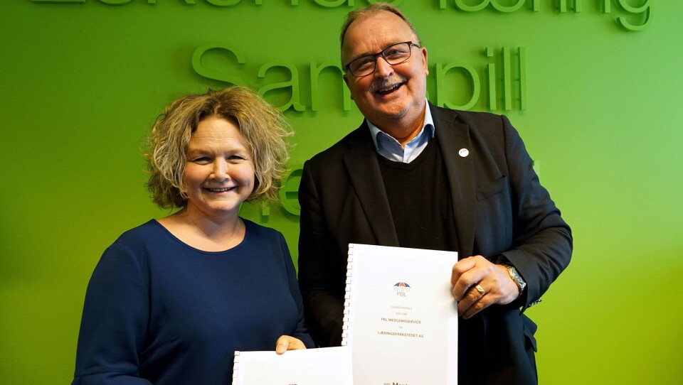 Direktør Trude Sydtangen i Læringsverkstedet og Ole Reidar Sollund, direktør i PBL Medlemsservice, signerte i dag avtalen.