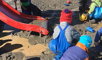 Fikk besøk av 24 styrere fra Estland: – De ble overrasket over at barna fikk leke i sølevann