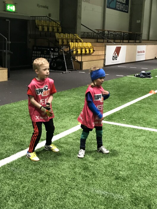 Barna fikk delta i aktiviteter både med og uten ball. Barna fikk delta i aktiviteter både med og uten ball.