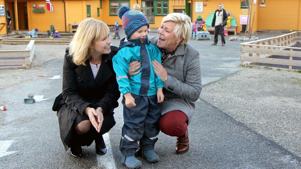 Administrerende direktør i PBL, Anne Lindboe, er skuffet over at regjeringen ikke fant mer penger til finansieringen av bemanningsnormen i barnehagen. Her sammen med finansminister Siv Jensen under et barnehagebesøk i 2018.
