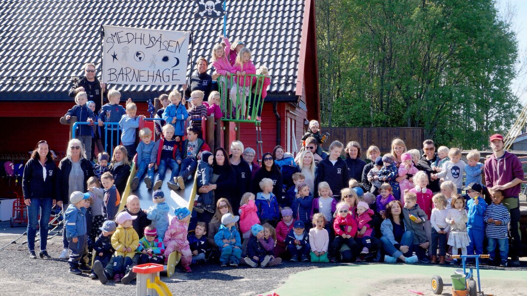 Eierstyret i Smedhusåsen barnehage frykter forskjellsbehandling av barna i den nye storkommunen. Bildet er tatt i forbindelse med barnehagens 20-årsjubileum tidligere i år. Eierstyret i Smedhusåsen barnehage frykter forskjellsbehandling av barna i den nye storkommunen. Bildet er tatt i forbindelse med barnehagens 20-årsjubileum tidligere i år.