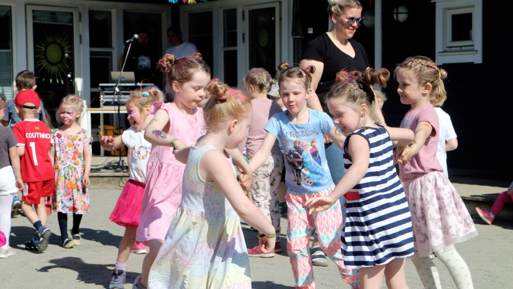 Barna i Asphaugen barnehage kunne også ønske velkommen til festivalgjester fra Sentrum barnehage i Bodø. Barna i Asphaugen barnehage kunne også ønske velkommen til festivalgjester fra Sentrum barnehage i Bodø.
