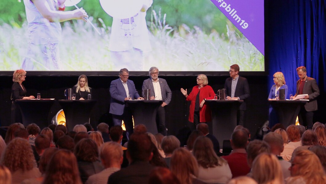 PBLs landsmøte startet med en politisk debatt som ble ledet av Trude Teige (tv). Mathilde Tybring-Gjedde, Hans Fredrik Grøvan, Jon Gunnes, Marit Arnstad, Martin Henriksen, Anne Lindboe og Audun Lysbakken diskuterte finansiering av barnehagen. PBLs landsmøte startet med en politisk debatt som ble ledet av Trude Teige (tv). Mathilde Tybring-Gjedde, Hans Fredrik Grøvan, Jon Gunnes, Marit Arnstad, Martin Henriksen, Anne Lindboe og Audun Lysbakken diskuterte finansiering av barnehagen.