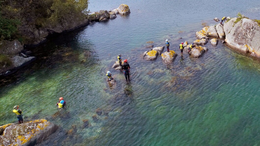 Denne uka tok Langøy friluftsbarnehage med seg barna på coasteering. Denne uka tok Langøy friluftsbarnehage med seg barna på coasteering.