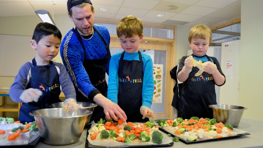 - Utfordringen var å få guttene med på å lage mat, sier Siril Alm, som blant annet har forsket på hvordan det sosiale miljøet påvirker barns kosthold. - Utfordringen var å få guttene med på å lage mat, sier Siril Alm, som blant annet har forsket på hvordan det sosiale miljøet påvirker barns kosthold.