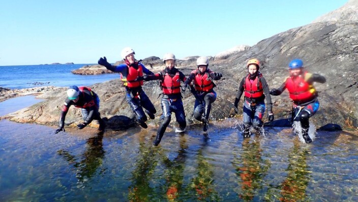Også de ansatte i barnehagen har lært seg coasteering. Også de ansatte i barnehagen har lært seg coasteering.