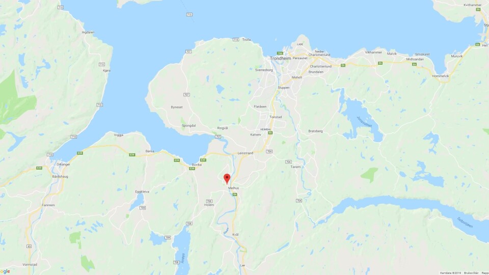 En bil kjørte i går inn i uteområdet til en barnehage i Melhus, og stoppet i et tre.