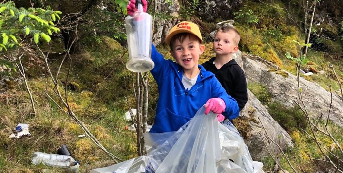 Barna i Langøy friluftsbarnehage er ivrige strandryddere. Barna i Langøy friluftsbarnehage er ivrige strandryddere.