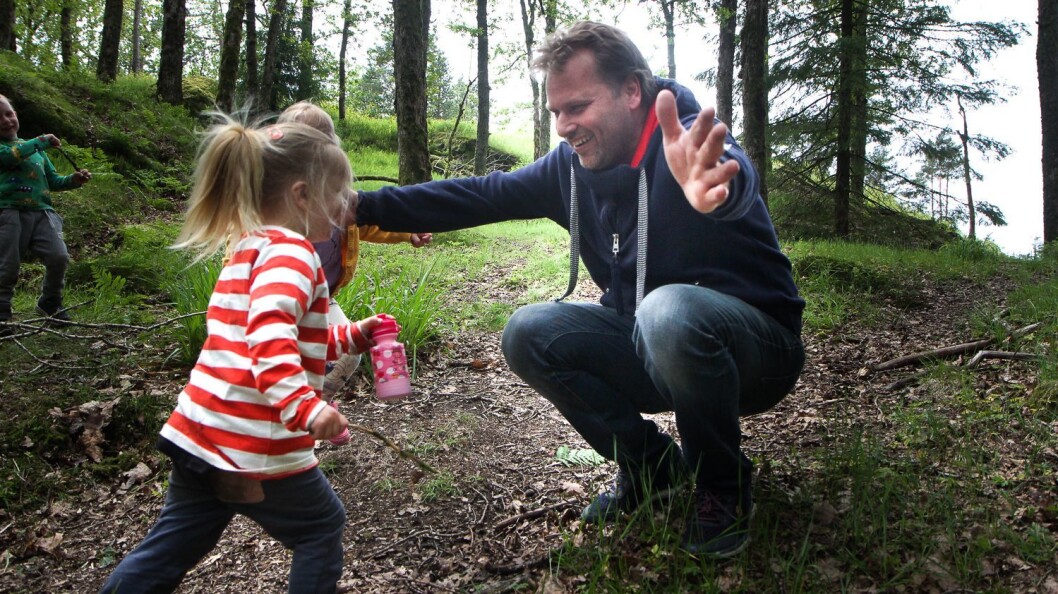Når Nils-Frode kommer til område hvor barna befinner seg kommer Ayleén Elvira Høvik løpende. Når Nils-Frode kommer til område hvor barna befinner seg kommer Ayleén Elvira Høvik løpende.